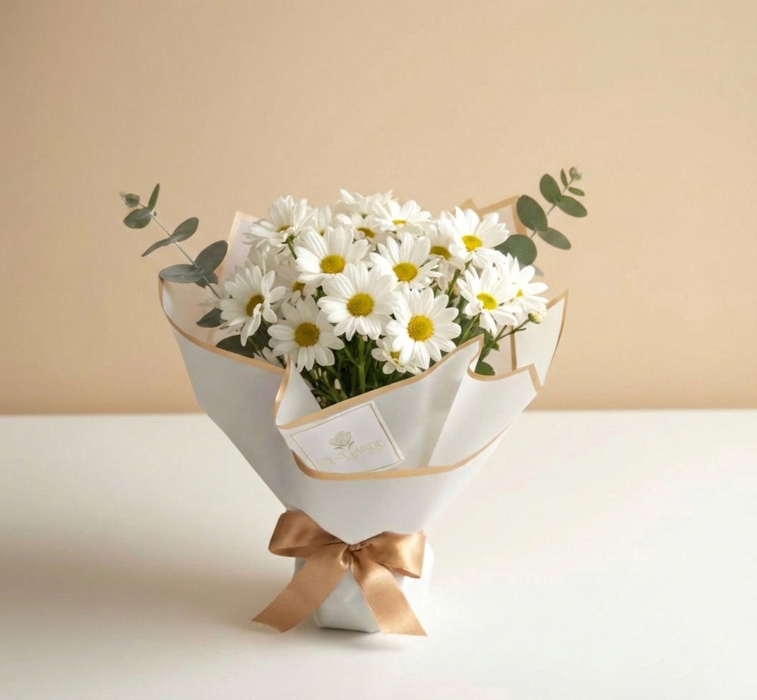 Bouquet de margaritas blancas con eucalipto en empaque blanco minimalista con lazo dorado – Fruit Santé Bogotá