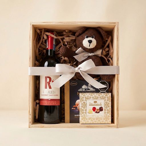 Ancheta premium con vino tinto Cabernet, chocolates y osito en caja de madera con cinta – Fruit Santé Bogotá