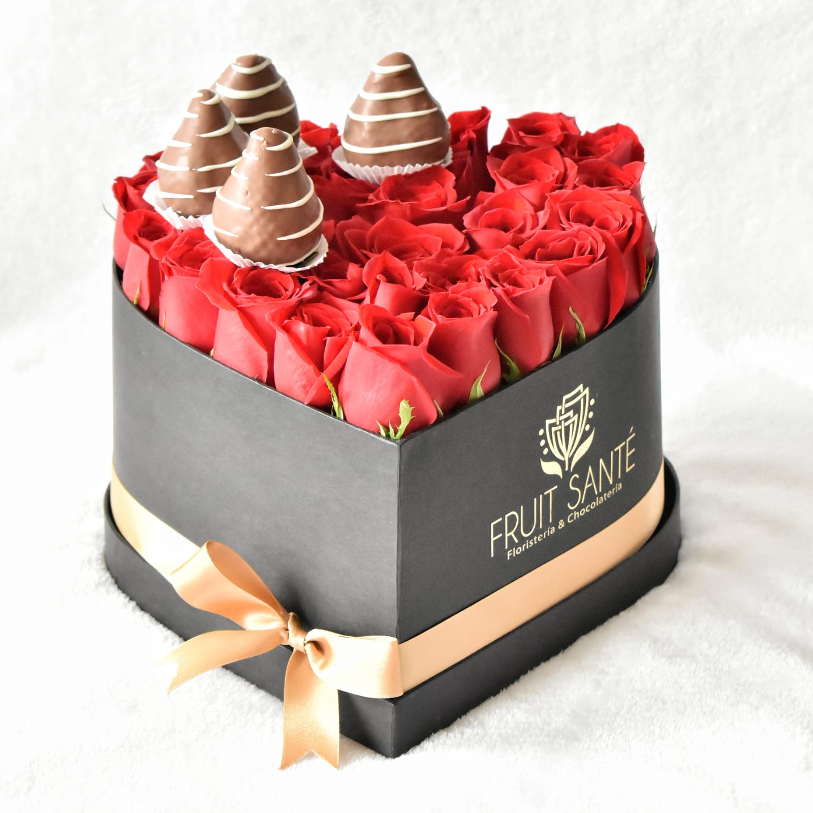 Caja Corazón con 30 Rosas y Fresas con Chocolate 🍓🌹 – Fruit Santé