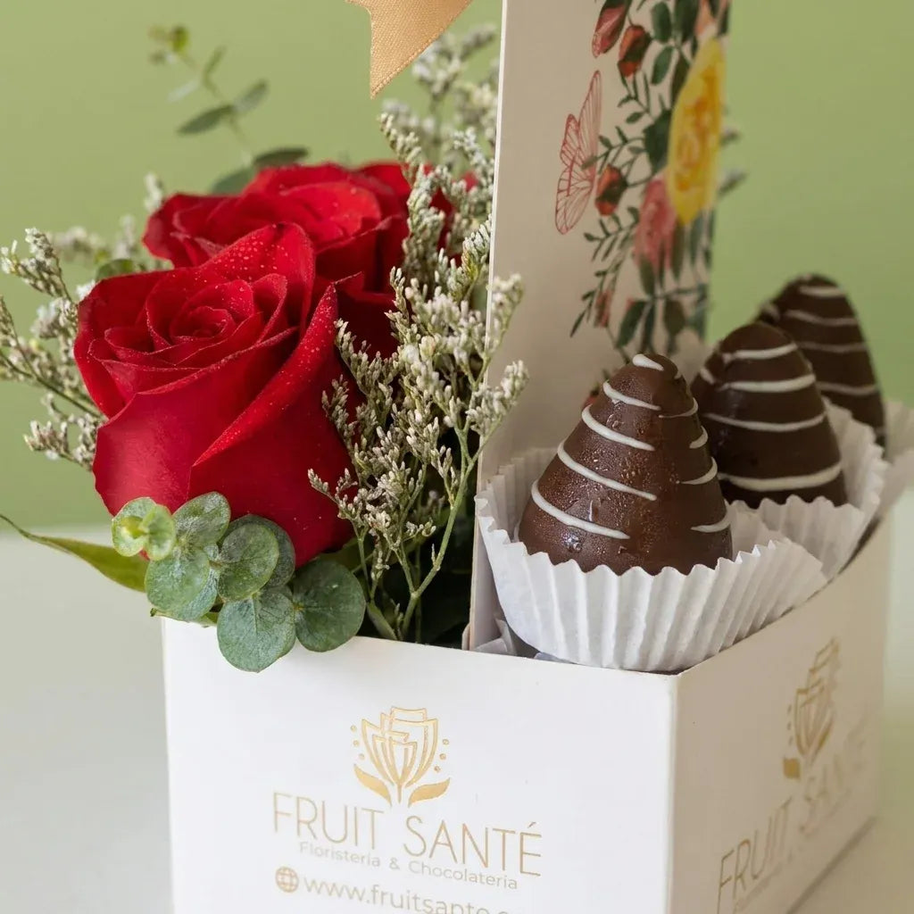 Rosas Rojas y Fresas con Chocolate en Caja Bogotá | Fruit Santé