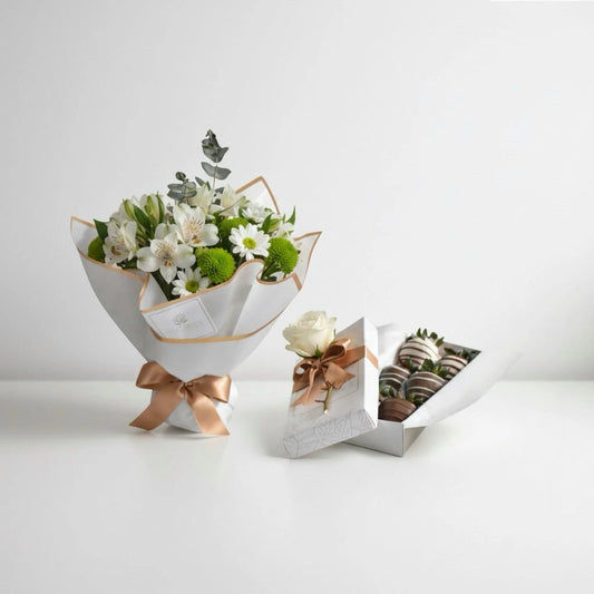 fresas con chocolate y flores blancas