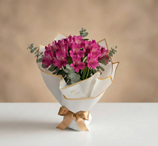 Bouquet de alstroemerias fucsia con eucalipto en empaque blanco minimalista con lazo dorado – Fruit Santé Bogotá