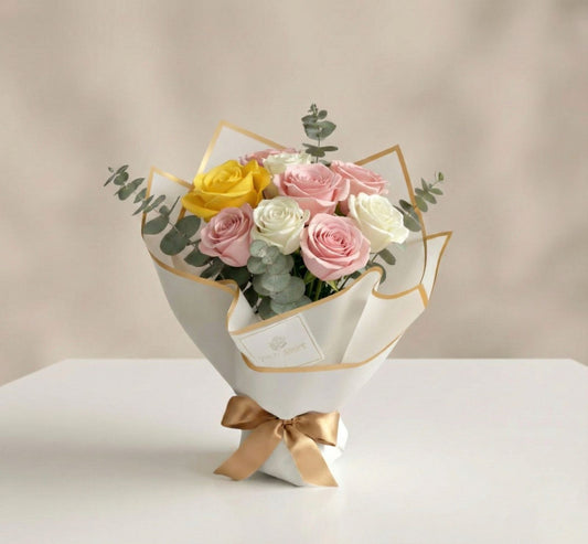Bouquet o ramo de rosas pastel con eucalipto en empaque blanco minimalista con lazo dorado – Fruit Santé Bogotá