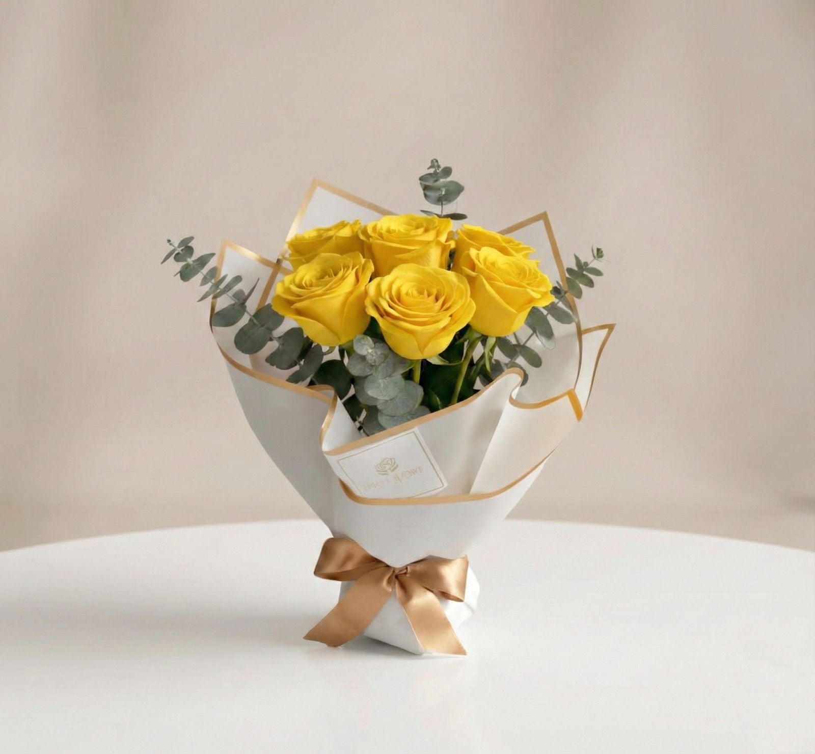 Bouquet o ramo de rosas amarillas con eucalipto en empaque blanco minimalista con lazo dorado – Fruit Santé Bogotá