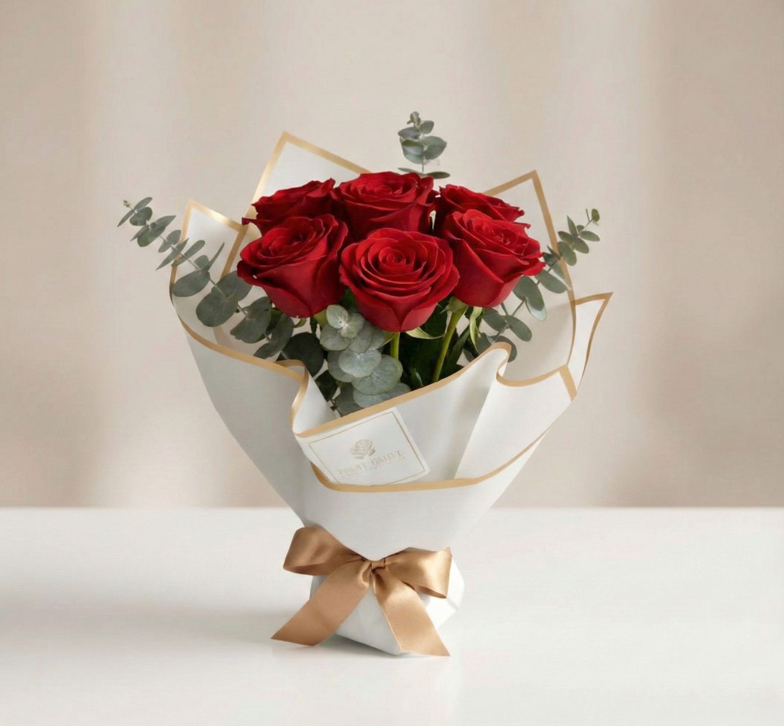 Bouquet o ramo  de rosas rojas con eucalipto en empaque blanco minimalista con lazo dorado – Fruit Santé Bogotá