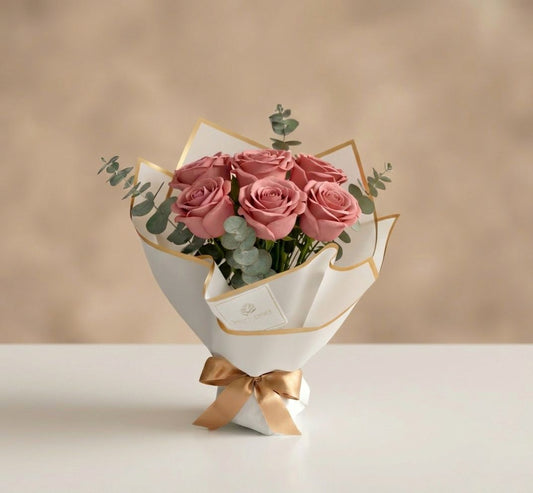 Bouquet de rosas rosa palo (nude) con eucalipto en empaque blanco minimalista con lazo dorado – Fruit Santé Bogotá
