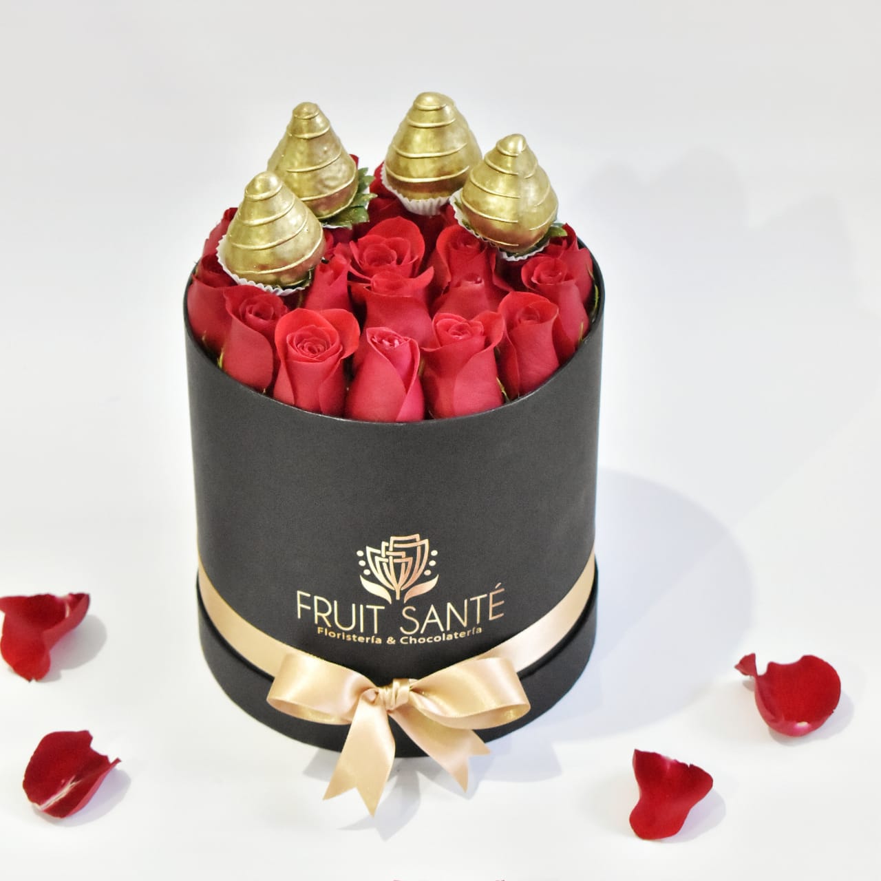 Arreglo de rosas y fresas con chocolate 