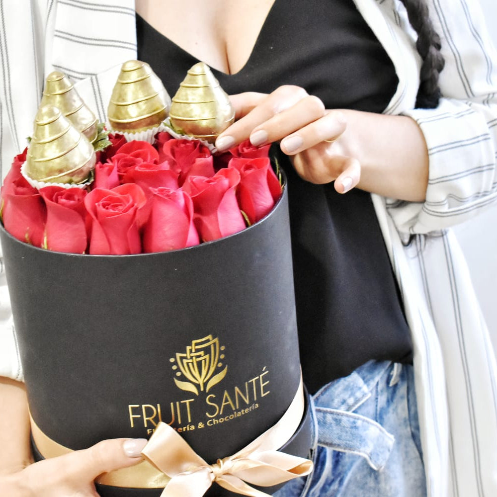 Arreglo de rosas y fresas con chocolate 