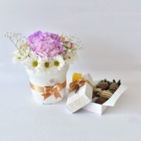 Arreglo de Flores surtidas + Caja de 6 Fresas premium con chocolate (Duo Tropical)