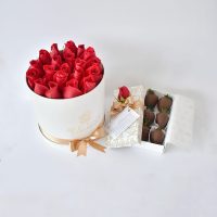 Caja cilindrica de rosas + Caja de 6 Fresas premium con chocolate (Duo Imperial Small)