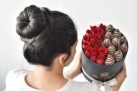 Arreglo de Rosas y Fresas premium con chocolate (Luxury Oslo)