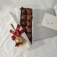 Caja de 12 Fresas premium con chocolate + Rosa Dorada