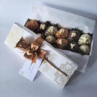 Caja de 12 Fresas premium con chocolate y chocomensaje + Rosa dorada: El Regalo Perfecto para Cualquier Ocasión