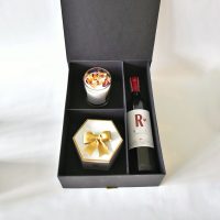 Kit Alegria: Caja de Regalo Premium con Vino, Vela Aromatica de Soya y Fresas Cubiertas con Chocolate