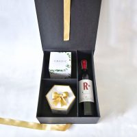 Kit Alegria: Caja de Regalo Premium con Vino, Vela Aromatica de Soya y Fresas Cubiertas con Chocolate