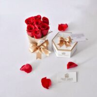 Mini bouquet de rosas rojas + caja de 3 Fresas premium con chocolate (Dúo Florencia)