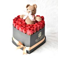 Caja Corazón de 30 Rosas + Osito Teddy