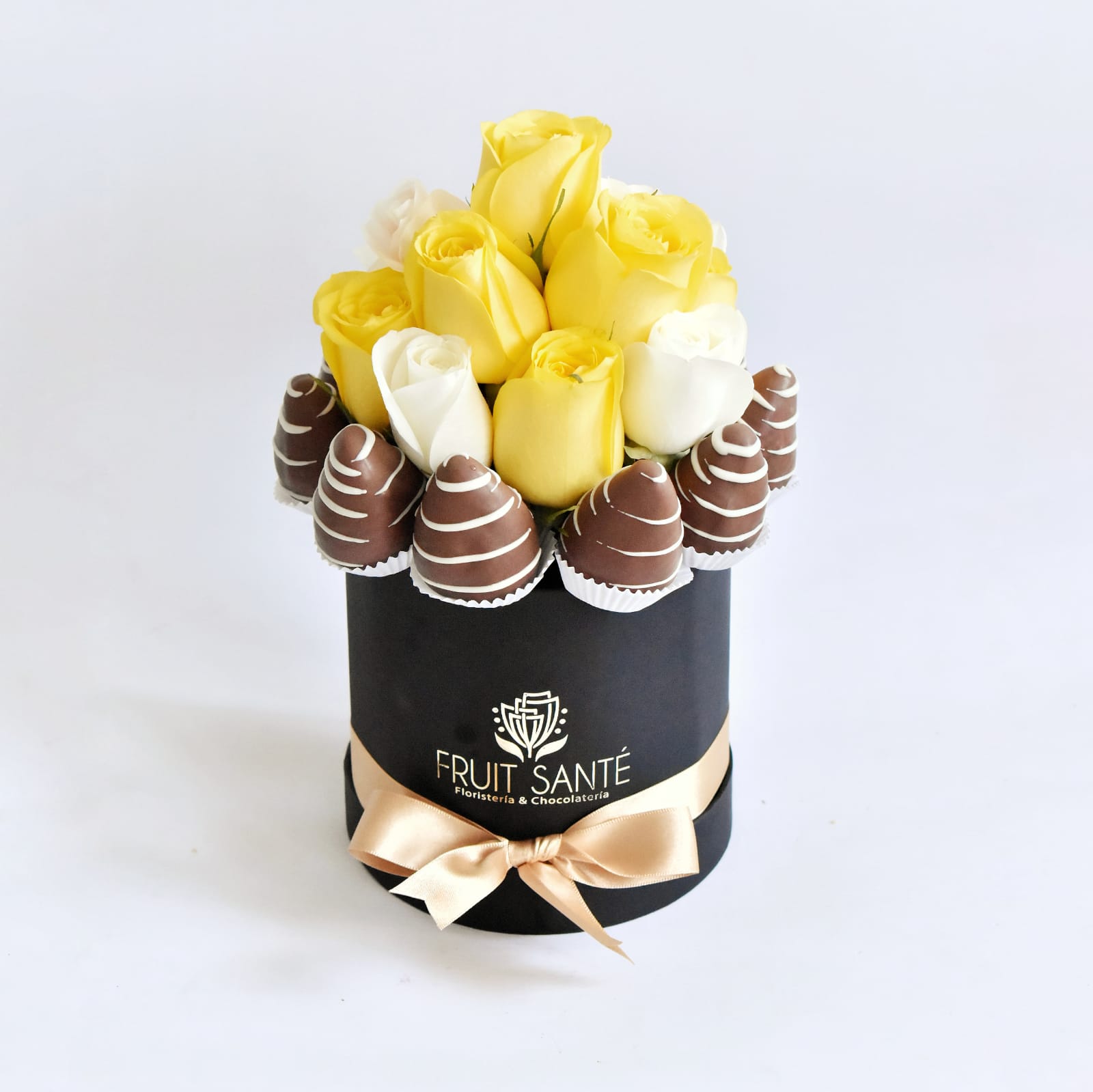 ??Arreglo de Rosas amarillas y blancas + Fresas con chocolate (Luxury  Tentacion) - Fruit Santé