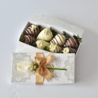 Caja de 8 Fresas premium con chocolate y Chocomensaje + Rosa blanca