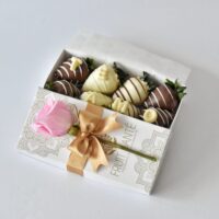 Caja de 8 Fresas premium con chocolate y Chocomensaje + Rosa Rosada