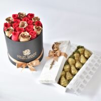 Caja cilindrica con rosas rojas y doradas + Caja de 12 fresas premium con chocolate y dorado