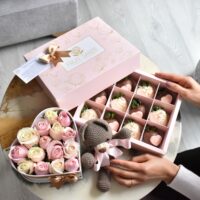 Corazon de rosas en tonos pasteles + Caja rosada de 12 Fresas premium + Osito Teddy tejido a mano.