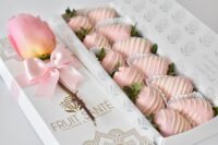 Caja de 12 Fresas premium con chocolate Rosado + Rosa Rosada