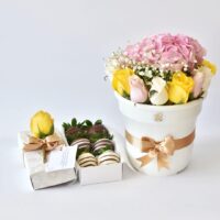 Arreglo de Flores y rosas surtidas tonos claros + Caja de 6 Fresas premium con chocolate (Duo Tropical con rosas)