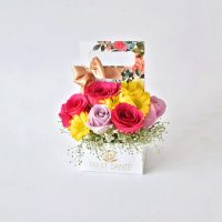 Jardin de flores surtidas y 3 Fresas premium cubiertas con chocolate