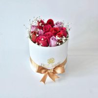 Caja cilindrica pequeña con rosas (tonos rosados y rojos) y Gypshophilia