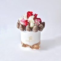 Arreglo de Rosas rojas, blancas y rosadas + Fresas con chocolate (Luxury Tentacion)