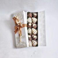 Caja de 12 Fresas premium con chocolate y chocomensaje (FELIZ DIA) + Rosa dorada