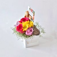 Jardin de flores surtidas y 3 Fresas premium cubiertas con chocolate