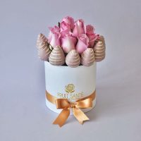 Luxury Tentacion tonos lila: Arreglo de Rosas y fresas con chocolate