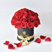 Caja cilindrica con rosas rojas frescas estilo pomposo: Luxury imperial Beauty