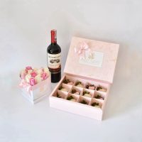 Caja en Forma de Corazón con Rosas Rosadas, caja de 12 Fresas Orgánicas y Vino Cabernet Sauvignon