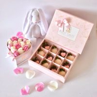 corazon de rosas tonos rosados y blancos + Caja de 12 Fresas premium con chocolate y conejo Artesanal