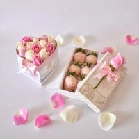 Corazon de rosas en tonos rosados y blancos + Caja de 6 Fresas premium organicas cubiertas con chocolate rosado