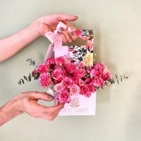 Arreglo Floral con mini rosa «Jardín Encantado» diseñado por Fruit Santé
