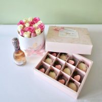 Caja cilindrica con rosas rosadas y blancas + caja de fresas con chocolate + Champagna o vino