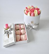Caja Cilindrica con rosas rosadas y blancas + Caja de 6 Fresas premium con chocolate rosado