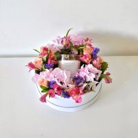 Canasta cilindrica de Flores surtidas y Vela Aromatica de Soya