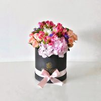 Caja Cilíndrica con Flores Surtidas de Temporada