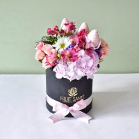 Caja Cilíndrica con Flores Surtidas y Fresas premium con Chocolate Rosado