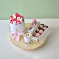 Caja Cilíndrica con rosas en tonos rosados y blancos + Caja 6 Fresas Premium Orgánicas + Vela Aromática de cumpleaños