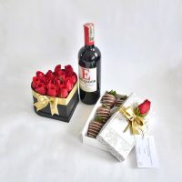 Corazon de rosas y fresas con chocolate y vino cabernet sauvignon en bogotá