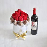 Arreglo de flores y fresas con chocolate + licor en Bogotá