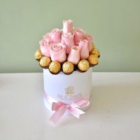 Arreglo de Rosas con Ferrero Rocher – El Regalo Perfecto para Celebrar Momentos Especiales